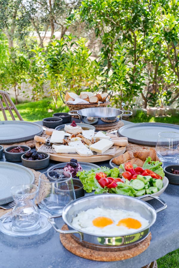Bahçede serpme kahvaltı
