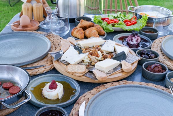 Zengin kahvaltı sofrası