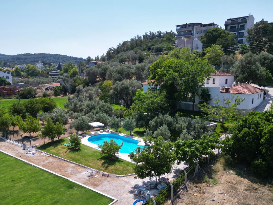 Muyo House havuz ve zeytinlik bahçenin havadan görünümü